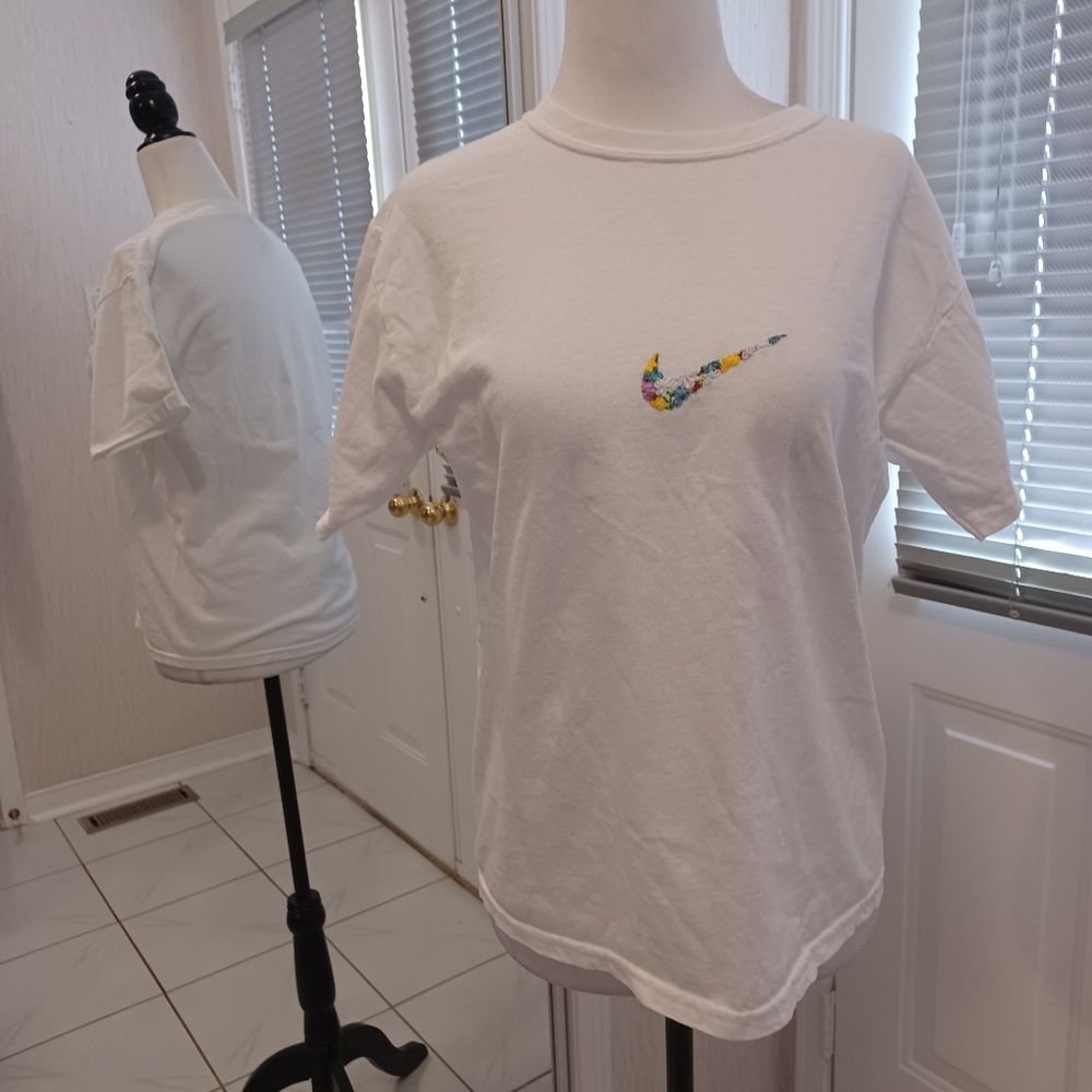 2/$50 New White Tee With Embroidered Floral Checkmark - Size L (Youth)